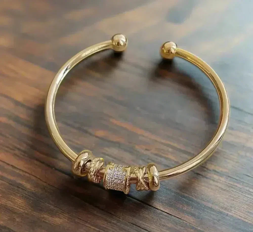Adjustable bracelet with golden charms