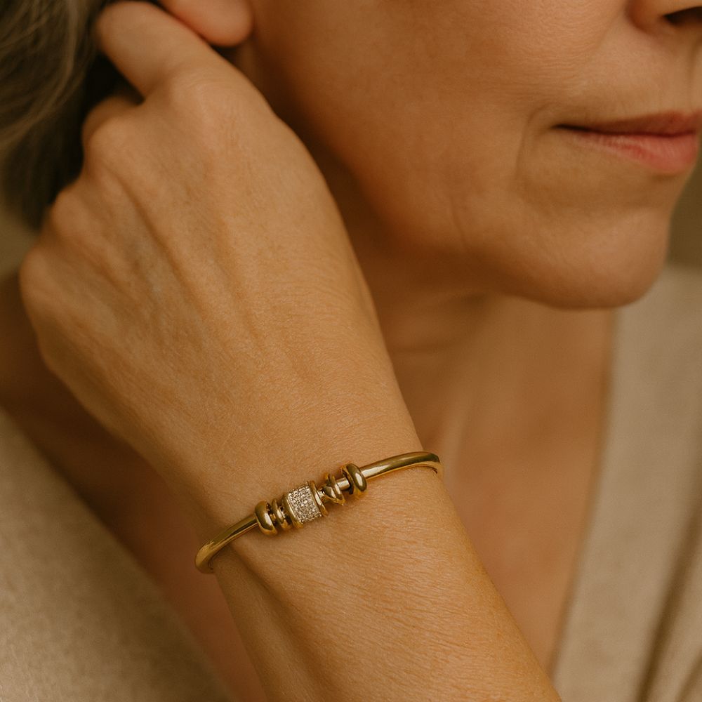 Adjustable bracelet with golden charms