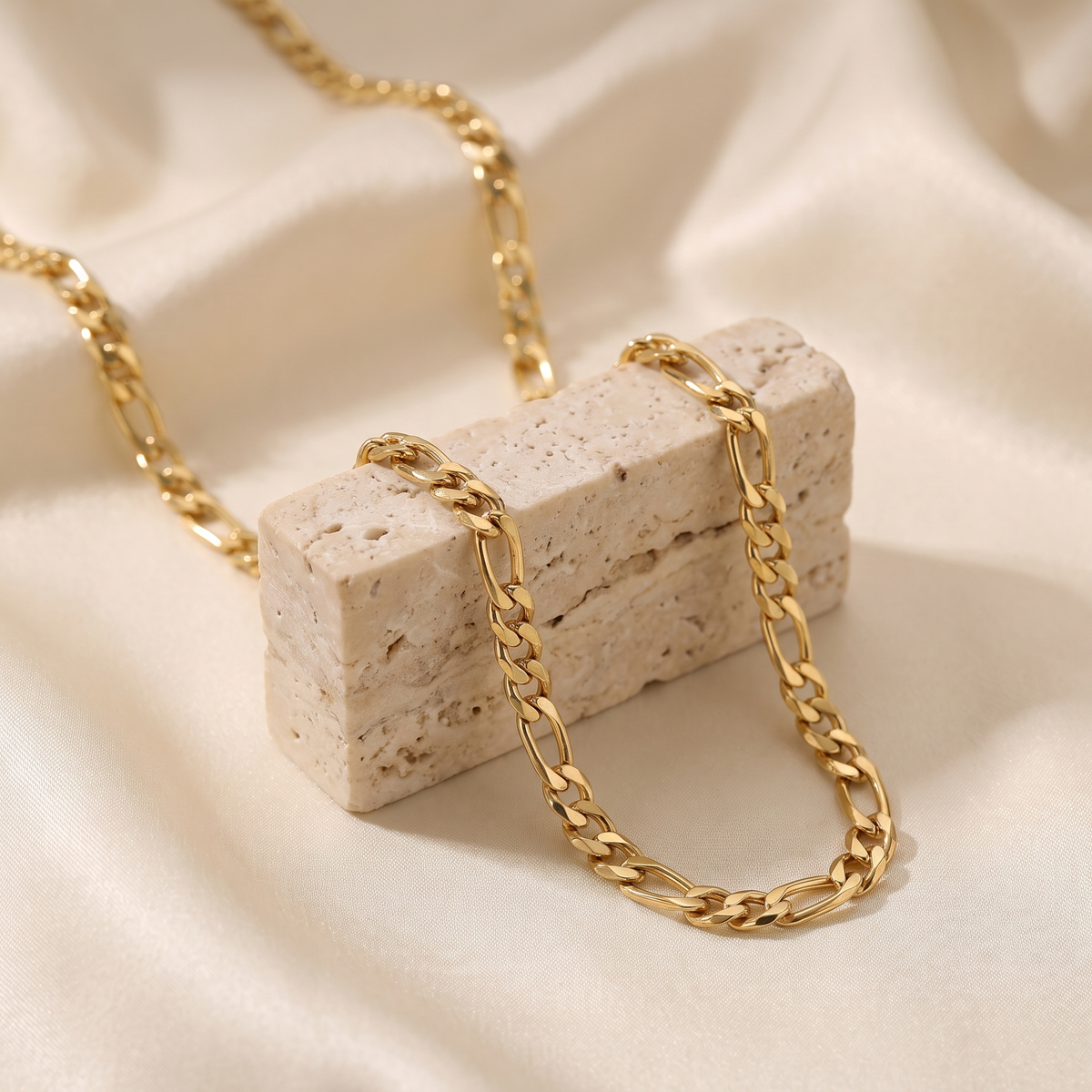 Valerie – Simple Link Structure Gold Necklace