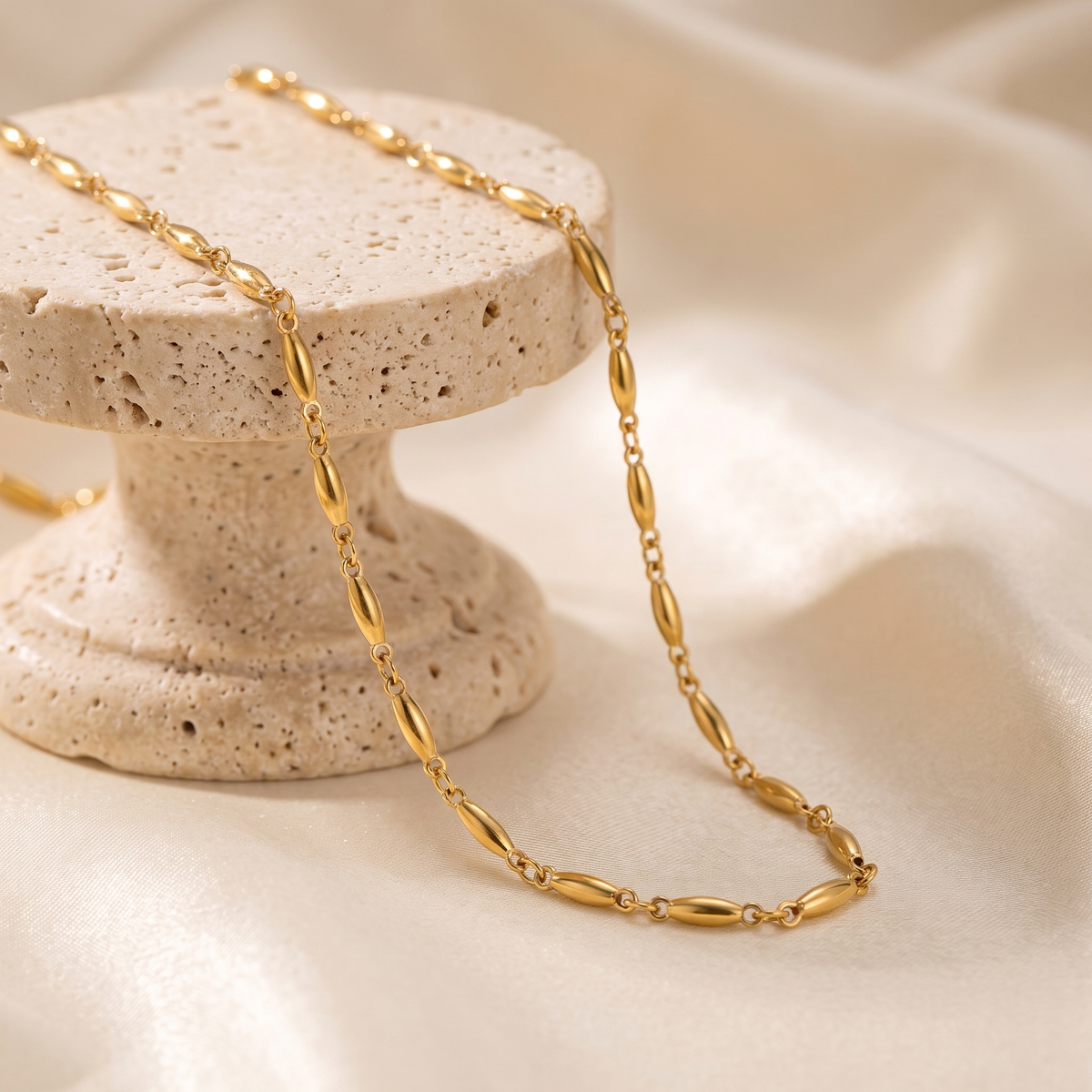 Magdalena – A delicate gold necklace with subtle links.
