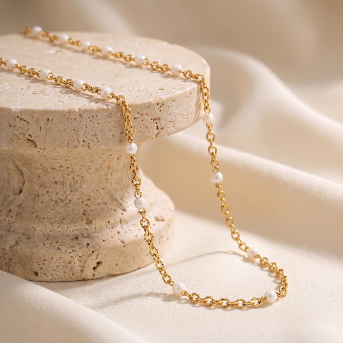 Sabina – A delicate gold necklace with mini pearls.