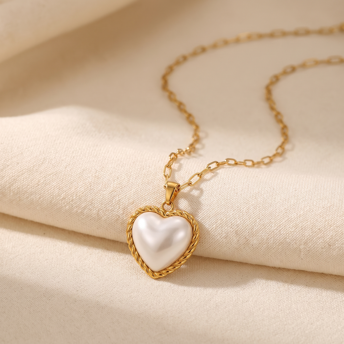 Victoria – Elegant Gold Necklace with Pendant.